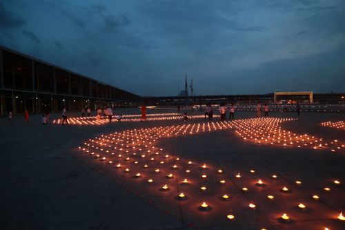 ภาพ No.28857:วันคุ้มครองโลก พิธีจุดประทีปแปรอักษรที่ใหญ่ที่สุดในโลก ถวายเป็นพุทธบูชา ผ่านระบบ ZOOM 