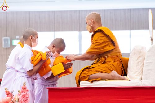 ภาพ No.45525:ประมวลภาพพิธีบรรพชา โครงการหน่อแก้วเปรียญธรรม รุ่นที่ 10 ณ หมู่กฏิสามเณร อาคารค่ายจองแชมป์