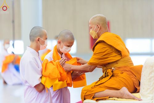 ภาพ No.45533:ประมวลภาพพิธีบรรพชา โครงการหน่อแก้วเปรียญธรรม รุ่นที่ 10 ณ หมู่กฏิสามเณร อาคารค่ายจองแชมป์