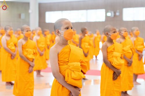 ภาพ No.45569:ประมวลภาพพิธีบรรพชา โครงการหน่อแก้วเปรียญธรรม รุ่นที่ 10 ณ หมู่กฏิสามเณร อาคารค่ายจองแชมป์