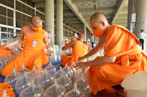 ภาพ No.28889:วันคุ้มครองโลก พิธีจุดประทีปแปรอักษรที่ใหญ่ที่สุดในโลก ถวายเป็นพุทธบูชา ผ่านระบบ ZOOM 