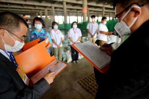 ภาพ No.28879:วันคุ้มครองโลก พิธีจุดประทีปแปรอักษรที่ใหญ่ที่สุดในโลก ถวายเป็นพุทธบูชา ผ่านระบบ ZOOM 