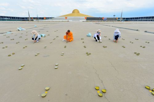 ภาพ No.28909:วันคุ้มครองโลก พิธีจุดประทีปแปรอักษรที่ใหญ่ที่สุดในโลก ถวายเป็นพุทธบูชา ผ่านระบบ ZOOM 