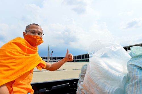 ภาพ No.28911:วันคุ้มครองโลก พิธีจุดประทีปแปรอักษรที่ใหญ่ที่สุดในโลก ถวายเป็นพุทธบูชา ผ่านระบบ ZOOM 