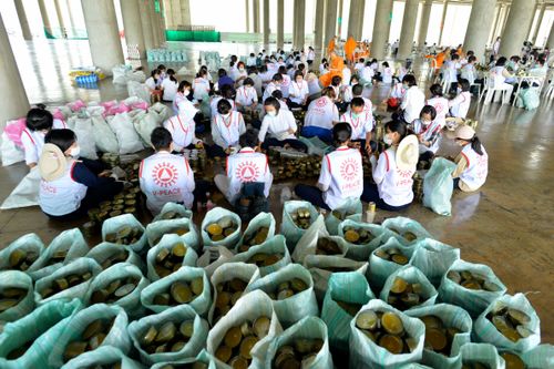 ภาพ No.28910:วันคุ้มครองโลก พิธีจุดประทีปแปรอักษรที่ใหญ่ที่สุดในโลก ถวายเป็นพุทธบูชา ผ่านระบบ ZOOM 