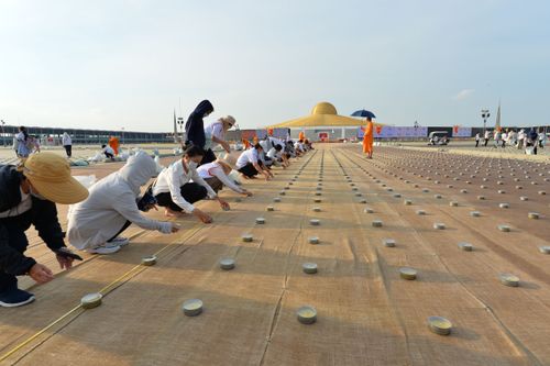 ภาพ No.28947:วันคุ้มครองโลก พิธีจุดประทีปแปรอักษรที่ใหญ่ที่สุดในโลก ถวายเป็นพุทธบูชา ผ่านระบบ ZOOM 