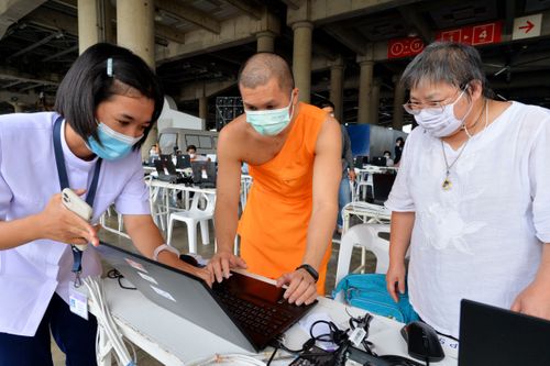 ภาพ No.28954:วันคุ้มครองโลก พิธีจุดประทีปแปรอักษรที่ใหญ่ที่สุดในโลก ถวายเป็นพุทธบูชา ผ่านระบบ ZOOM 