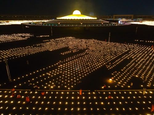 ภาพ No.28977:วันคุ้มครองโลก พิธีจุดประทีปแปรอักษรที่ใหญ่ที่สุดในโลก ถวายเป็นพุทธบูชา ผ่านระบบ ZOOM 