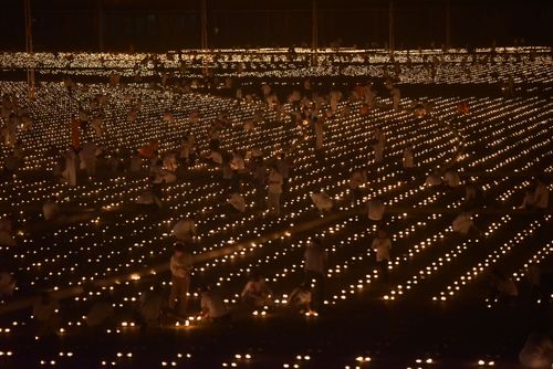 ภาพ No.28994:วันคุ้มครองโลก พิธีจุดประทีปแปรอักษรที่ใหญ่ที่สุดในโลก ถวายเป็นพุทธบูชา ผ่านระบบ ZOOM 