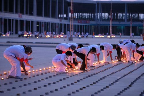 ภาพ No.29087:วันคุ้มครองโลก พิธีจุดประทีปแปรอักษรที่ใหญ่ที่สุดในโลก ถวายเป็นพุทธบูชา ผ่านระบบ ZOOM 