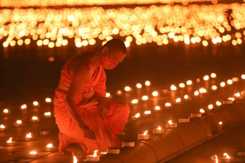 ภาพ No.28976:วันคุ้มครองโลก พิธีจุดประทีปแปรอักษรที่ใหญ่ที่สุดในโลก ถวายเป็นพุทธบูชา ผ่านระบบ ZOOM 