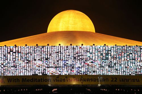 ภาพ No.29027:วันคุ้มครองโลก พิธีจุดประทีปแปรอักษรที่ใหญ่ที่สุดในโลก ถวายเป็นพุทธบูชา ผ่านระบบ ZOOM 