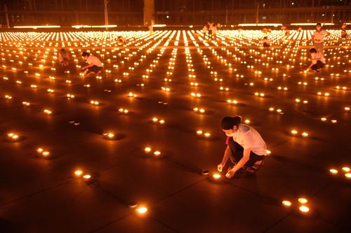 ภาพ No.29092:วันคุ้มครองโลก พิธีจุดประทีปแปรอักษรที่ใหญ่ที่สุดในโลก ถวายเป็นพุทธบูชา ผ่านระบบ ZOOM 