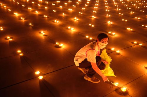 ภาพ No.29093:วันคุ้มครองโลก พิธีจุดประทีปแปรอักษรที่ใหญ่ที่สุดในโลก ถวายเป็นพุทธบูชา ผ่านระบบ ZOOM 