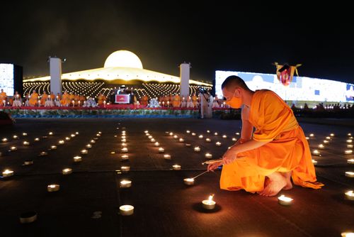 ภาพ No.28979:วันคุ้มครองโลก พิธีจุดประทีปแปรอักษรที่ใหญ่ที่สุดในโลก ถวายเป็นพุทธบูชา ผ่านระบบ ZOOM 