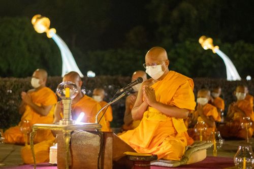 ภาพ No.37338:จุดวิสาขประทีปถวายเป็นพุทธบูชา  ณ ลานเจดีย์สวรรค์วัดบ้านขุน 