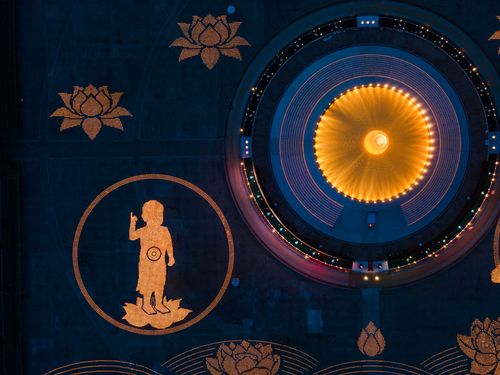 ภาพ No.29151:วันวิสาขบูชา จุดวิสาขประทีปถวายเป็นพุทธบูชา แปรอักษรเป็นภาพพระสัมมาสัมพุทธเจ้า ประสูติ ตรัสรู้ ปรินิพพาน