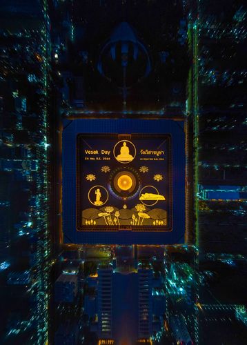 ภาพ No.29128:วันวิสาขบูชา จุดวิสาขประทีปถวายเป็นพุทธบูชา แปรอักษรเป็นภาพพระสัมมาสัมพุทธเจ้า ประสูติ ตรัสรู้ ปรินิพพาน