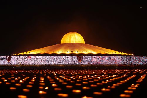 ภาพ No.29258:วันวิสาขบูชา จุดวิสาขประทีปถวายเป็นพุทธบูชา แปรอักษรเป็นภาพพระสัมมาสัมพุทธเจ้า ประสูติ ตรัสรู้ ปรินิพพาน