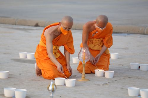 ภาพ No.29241:วันวิสาขบูชา จุดวิสาขประทีปถวายเป็นพุทธบูชา แปรอักษรเป็นภาพพระสัมมาสัมพุทธเจ้า ประสูติ ตรัสรู้ ปรินิพพาน