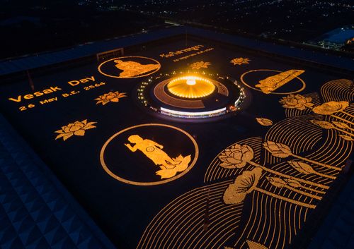 ภาพ No.29152:วันวิสาขบูชา จุดวิสาขประทีปถวายเป็นพุทธบูชา แปรอักษรเป็นภาพพระสัมมาสัมพุทธเจ้า ประสูติ ตรัสรู้ ปรินิพพาน