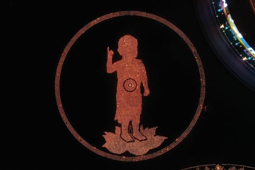 ภาพ No.29188:วันวิสาขบูชา จุดวิสาขประทีปถวายเป็นพุทธบูชา แปรอักษรเป็นภาพพระสัมมาสัมพุทธเจ้า ประสูติ ตรัสรู้ ปรินิพพาน