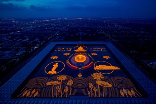 ภาพ No.29130:วันวิสาขบูชา จุดวิสาขประทีปถวายเป็นพุทธบูชา แปรอักษรเป็นภาพพระสัมมาสัมพุทธเจ้า ประสูติ ตรัสรู้ ปรินิพพาน