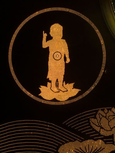 ภาพ No.29153:วันวิสาขบูชา จุดวิสาขประทีปถวายเป็นพุทธบูชา แปรอักษรเป็นภาพพระสัมมาสัมพุทธเจ้า ประสูติ ตรัสรู้ ปรินิพพาน