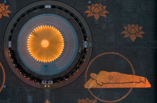 ภาพ No.29129:วันวิสาขบูชา จุดวิสาขประทีปถวายเป็นพุทธบูชา แปรอักษรเป็นภาพพระสัมมาสัมพุทธเจ้า ประสูติ ตรัสรู้ ปรินิพพาน