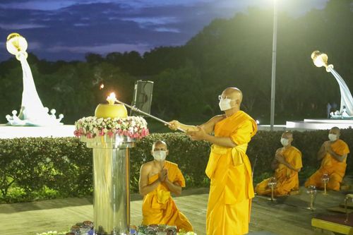 จุดวิสาขประทีปถวายเป็นพุทธบูชา  ณ ลานเจดีย์สวรรค์วัดบ้านขุน 