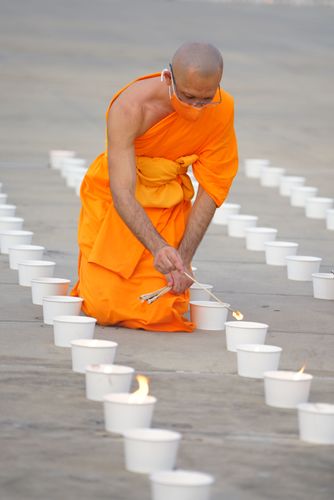 ภาพ No.29262:วันวิสาขบูชา จุดวิสาขประทีปถวายเป็นพุทธบูชา แปรอักษรเป็นภาพพระสัมมาสัมพุทธเจ้า ประสูติ ตรัสรู้ ปรินิพพาน