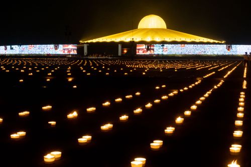 ภาพ No.29261:วันวิสาขบูชา จุดวิสาขประทีปถวายเป็นพุทธบูชา แปรอักษรเป็นภาพพระสัมมาสัมพุทธเจ้า ประสูติ ตรัสรู้ ปรินิพพาน