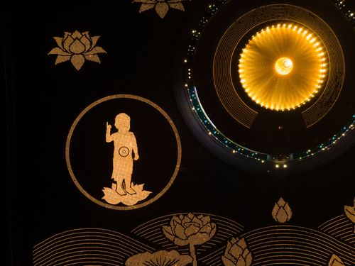 ภาพ No.29154:วันวิสาขบูชา จุดวิสาขประทีปถวายเป็นพุทธบูชา แปรอักษรเป็นภาพพระสัมมาสัมพุทธเจ้า ประสูติ ตรัสรู้ ปรินิพพาน