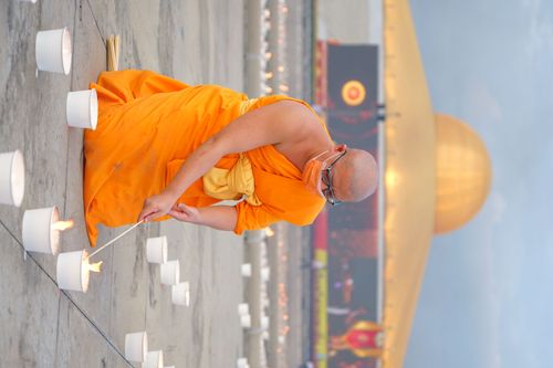 ภาพ No.29260:วันวิสาขบูชา จุดวิสาขประทีปถวายเป็นพุทธบูชา แปรอักษรเป็นภาพพระสัมมาสัมพุทธเจ้า ประสูติ ตรัสรู้ ปรินิพพาน