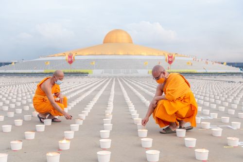 ภาพ No.29250:วันวิสาขบูชา จุดวิสาขประทีปถวายเป็นพุทธบูชา แปรอักษรเป็นภาพพระสัมมาสัมพุทธเจ้า ประสูติ ตรัสรู้ ปรินิพพาน