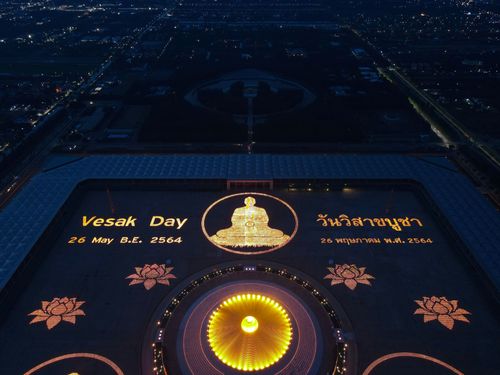 ภาพ No.29193:วันวิสาขบูชา จุดวิสาขประทีปถวายเป็นพุทธบูชา แปรอักษรเป็นภาพพระสัมมาสัมพุทธเจ้า ประสูติ ตรัสรู้ ปรินิพพาน