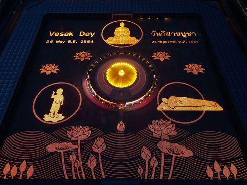 ภาพ No.29195:วันวิสาขบูชา จุดวิสาขประทีปถวายเป็นพุทธบูชา แปรอักษรเป็นภาพพระสัมมาสัมพุทธเจ้า ประสูติ ตรัสรู้ ปรินิพพาน