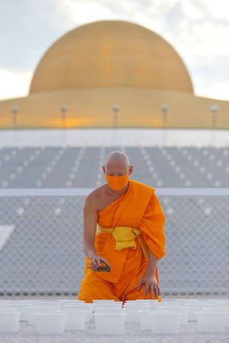 ภาพ No.29137:วันวิสาขบูชา จุดวิสาขประทีปถวายเป็นพุทธบูชา แปรอักษรเป็นภาพพระสัมมาสัมพุทธเจ้า ประสูติ ตรัสรู้ ปรินิพพาน