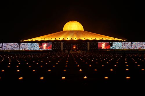 ภาพ No.29265:วันวิสาขบูชา จุดวิสาขประทีปถวายเป็นพุทธบูชา แปรอักษรเป็นภาพพระสัมมาสัมพุทธเจ้า ประสูติ ตรัสรู้ ปรินิพพาน