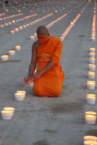 ภาพ No.29251:วันวิสาขบูชา จุดวิสาขประทีปถวายเป็นพุทธบูชา แปรอักษรเป็นภาพพระสัมมาสัมพุทธเจ้า ประสูติ ตรัสรู้ ปรินิพพาน