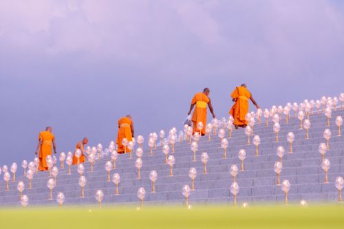 ภาพ No.29254:วันวิสาขบูชา จุดวิสาขประทีปถวายเป็นพุทธบูชา แปรอักษรเป็นภาพพระสัมมาสัมพุทธเจ้า ประสูติ ตรัสรู้ ปรินิพพาน