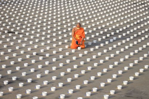 ภาพ No.29266:วันวิสาขบูชา จุดวิสาขประทีปถวายเป็นพุทธบูชา แปรอักษรเป็นภาพพระสัมมาสัมพุทธเจ้า ประสูติ ตรัสรู้ ปรินิพพาน