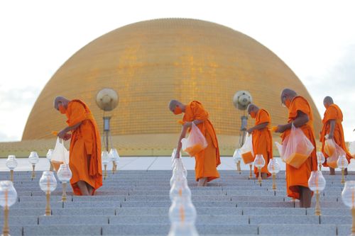 ภาพ No.29138:วันวิสาขบูชา จุดวิสาขประทีปถวายเป็นพุทธบูชา แปรอักษรเป็นภาพพระสัมมาสัมพุทธเจ้า ประสูติ ตรัสรู้ ปรินิพพาน