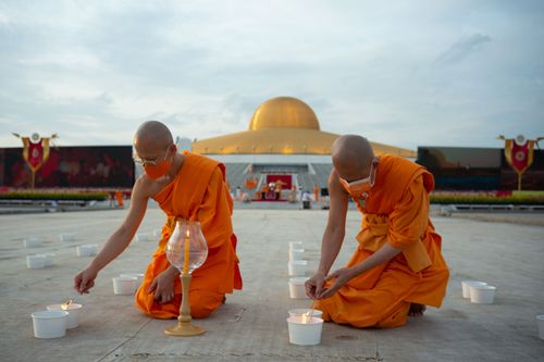 ภาพ No.29156:วันวิสาขบูชา จุดวิสาขประทีปถวายเป็นพุทธบูชา แปรอักษรเป็นภาพพระสัมมาสัมพุทธเจ้า ประสูติ ตรัสรู้ ปรินิพพาน