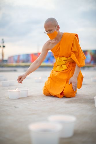 ภาพ No.29169:วันวิสาขบูชา จุดวิสาขประทีปถวายเป็นพุทธบูชา แปรอักษรเป็นภาพพระสัมมาสัมพุทธเจ้า ประสูติ ตรัสรู้ ปรินิพพาน