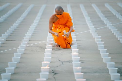 ภาพ No.29210:วันวิสาขบูชา จุดวิสาขประทีปถวายเป็นพุทธบูชา แปรอักษรเป็นภาพพระสัมมาสัมพุทธเจ้า ประสูติ ตรัสรู้ ปรินิพพาน