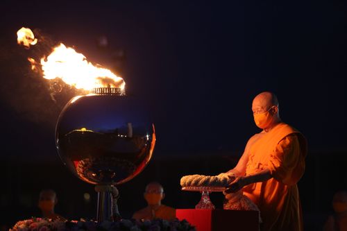 ภาพ No.29242:วันวิสาขบูชา จุดวิสาขประทีปถวายเป็นพุทธบูชา แปรอักษรเป็นภาพพระสัมมาสัมพุทธเจ้า ประสูติ ตรัสรู้ ปรินิพพาน