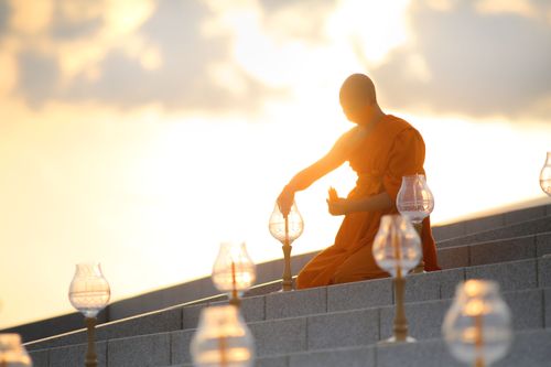 ภาพ No.29136:วันวิสาขบูชา จุดวิสาขประทีปถวายเป็นพุทธบูชา แปรอักษรเป็นภาพพระสัมมาสัมพุทธเจ้า ประสูติ ตรัสรู้ ปรินิพพาน