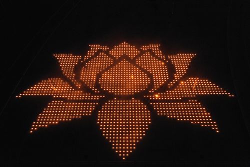 ภาพ No.29190:วันวิสาขบูชา จุดวิสาขประทีปถวายเป็นพุทธบูชา แปรอักษรเป็นภาพพระสัมมาสัมพุทธเจ้า ประสูติ ตรัสรู้ ปรินิพพาน