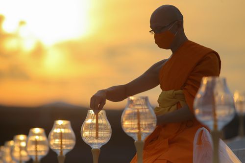 ภาพ No.29135:วันวิสาขบูชา จุดวิสาขประทีปถวายเป็นพุทธบูชา แปรอักษรเป็นภาพพระสัมมาสัมพุทธเจ้า ประสูติ ตรัสรู้ ปรินิพพาน